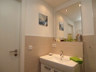 Badezimmer mit Spiegel
