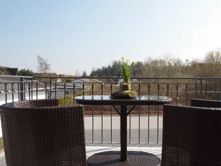 Balkon mit Ost-Ausrichtung und Gartenmöbeln