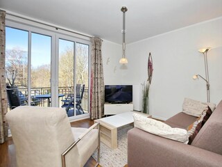 Wohnzimmer mit Sessel und TV