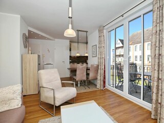 Wohnzimmer mit Zugang zum Balkon