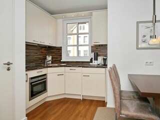 Küche mit Backofen und Spülmaschine