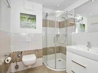 Badezimmer mit Dusche und WC