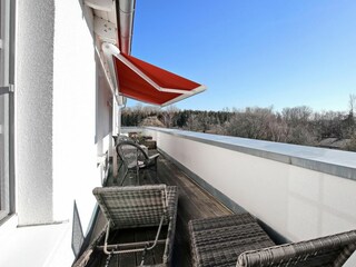 Balkon mit Gartenmöbeln und Markise