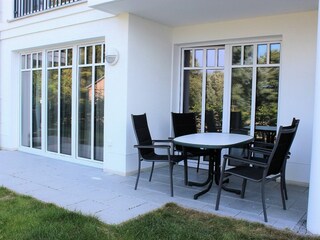 Terrasse mit Gartenmöbeln