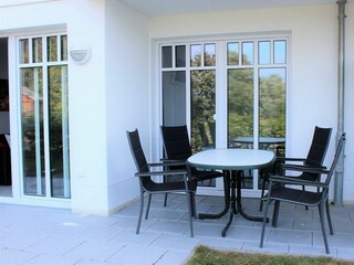 Terrasse mit Gartenmöbeln