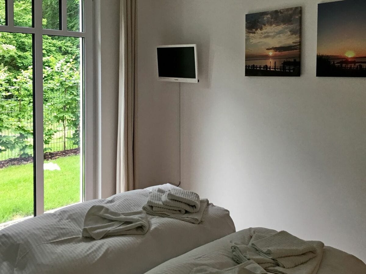 Schlafzimmer mit Doppelbett und TV