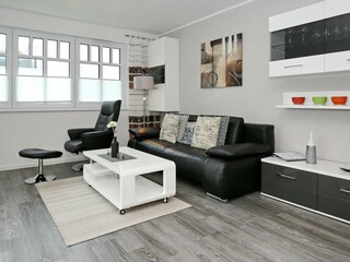 Wohnzimmer mit Sofa und Sessel