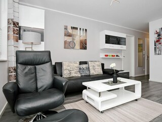 Wohnzimmer mit Sofa und Sessel