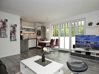 Wohnzimmer mit Esstisch und TV