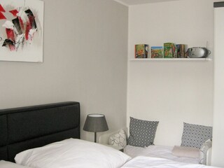 Schlafzimmer mit Doppelbett und Kleinkinderbett