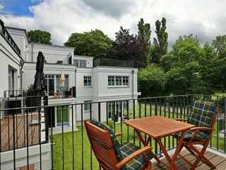 Balkon mit Gartenmöbeln