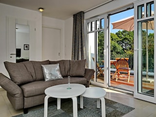 Wohnzimmer mit Blick zum Balkon