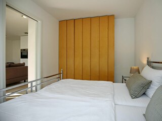 Schlafzimmer mit Doppelbett und Kleiderschrank