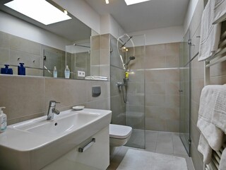 Badezimmer mit Dusche