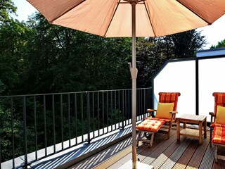 Balkon mit Sonnenschirm