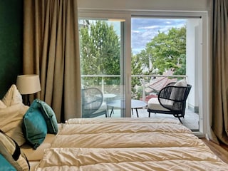 Schlafzimmer mit Verdunkelungsgardinen
