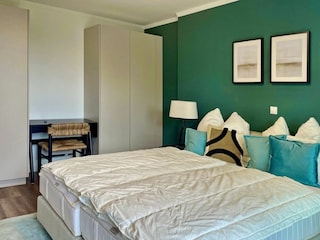 Schlafzimmer mit Kleiderschrank