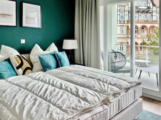 Schlafzimmer mit Zugang zum Balkon
