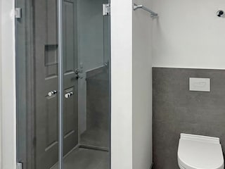 Bad mit Dusche und WC