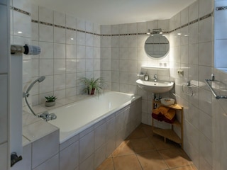 Bad mit Badewanne