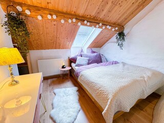 Gemütliches Boxspringbett und Schminktisch