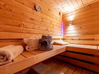 2025_07_16-19_Backhaus_Sauna_Interior_Nacht_3