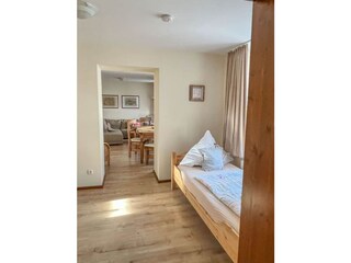 Durchgangszimmer mit Einzelbett