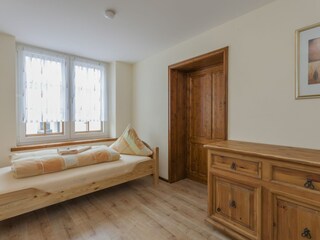 Durchgangszimmer mit Einzelbett