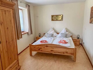 Schlafzimmer mit Doppelbett und Einzelbett
