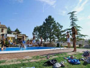 Ferienhaus Geräumiges Landhaus mit Swimmingpool - San Vittore - image1