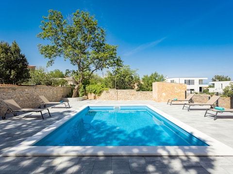 Cesare 1 - Apartamento moderno con piscina compartida