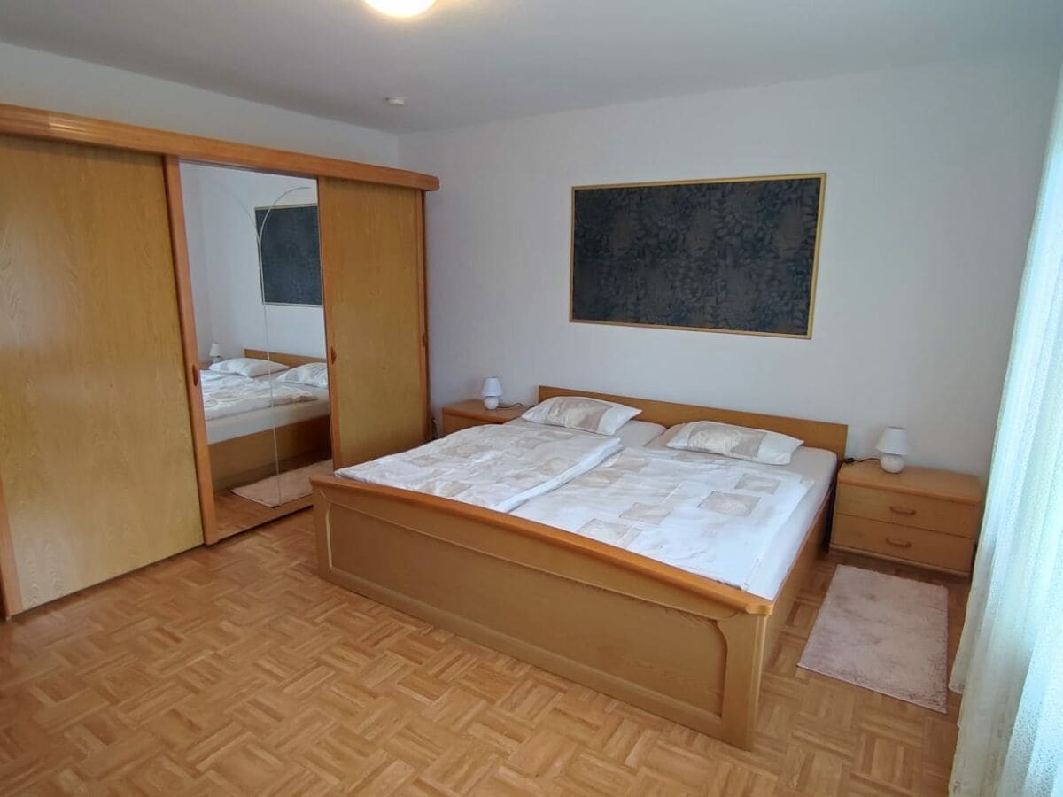 großes Schlafzimmer mit Zugang zum Balkon