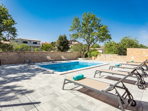 Cesare 5-Apartamento moderno con piscina compartida