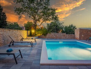 Cesare 5-Apartamento moderno con piscina compartida