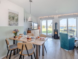 Kamin und direkter Wasserblick mit angrenzender Terrasse