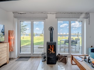 holzbefeuerter Kamin und direkte Wasserlage mit großer Terrasse und Rasenfläche