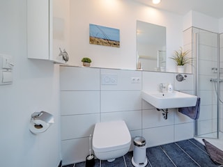 Badezimmer im Erdgeschoss mit bodengleicher Dusche