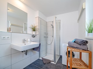 Badezimmer im Erdgeschoss mit Waschmaschine