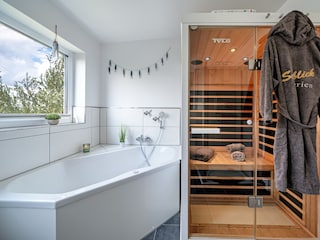 Badezimmer im ersten Obergeschoss mit Whirlpool und Infrarotsauna