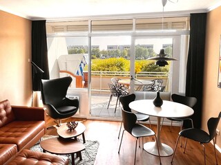 Blick vom Wohnbereich auf die Terrasse