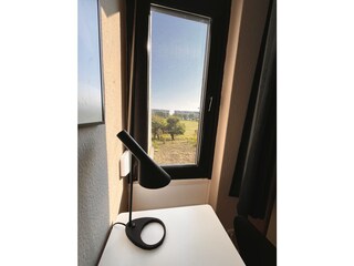 Blick vom Arbeitsplatz auf die große Freizeitwiese