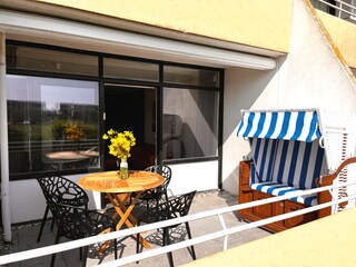 Südterrasse mit Esstisch und Strandkorb