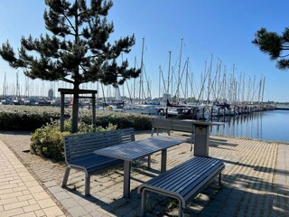 Sitzgelegenheiten an den Grillplätzen am Yachthafen