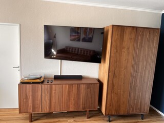 Großer TV und Schallplattenspieler mit Soundbar