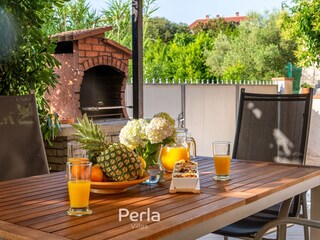 angenehme Terrasse mit eigenem Grill