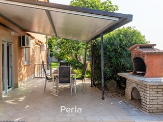 angenehme Terrasse mit eigenem Grill