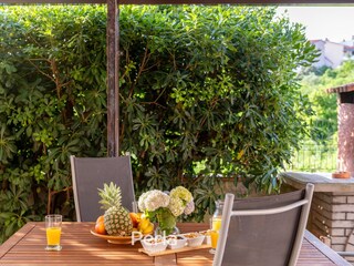 angenehme Terrasse mit eigenem Grill