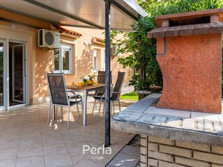 angenehme Terrasse mit eigenem Grill