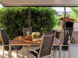 angenehme Terrasse mit eigenem Grill