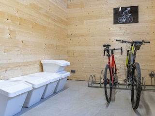 Absperrbarer Fahrradraum mit E-Bike-Ladestationen